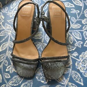 Kaari Blue Textured Gray Women's Sandals